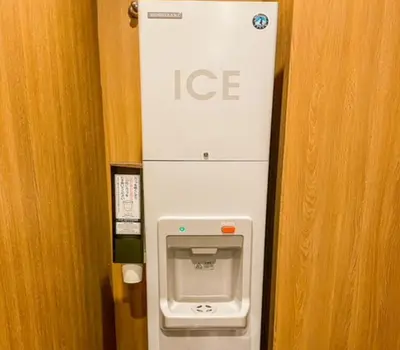 a ice machine in a hotel room with a toilet at APA Hotel TKP Tokyo Nishi-Kasai in Tokyo