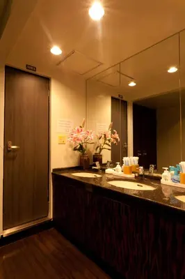 a bathroom with two sinks and a large mirror at Kimi Ryokan in Tokyo