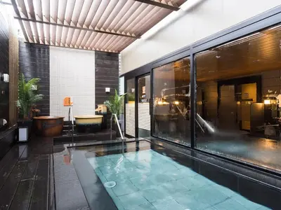 a room with a pool in the middle of a building at APA Hotel & Resort Nishishinjuku Gochome Ekimae Tower - Formerly APA Hotel & Resort Nishishinjuku Gochome Eki Tower in Tokyo