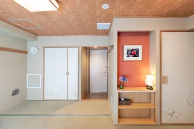a hallway with orange walls and a ceiling at Nihonbashi Kakigara Ryokan in Tokyo