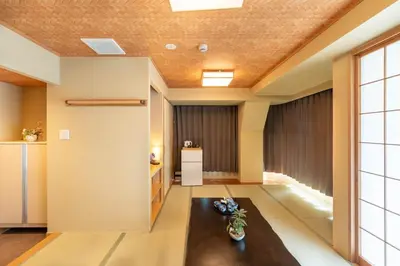 a living room with a coffered ceiling at Nihonbashi Kakigara Ryokan in Tokyo