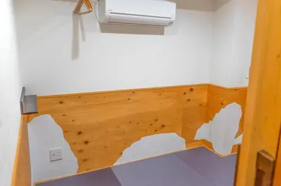 a room with a wall that has been ripped up at \u30b2\u30b9\u30c8\u30cf\u30a6\u30b9\u9ad8\u5186\u5bfa\u7d14\u60c5\u30db\u30c6\u30eb -Guest House Koenji Junjo Hotel- in Tokyo