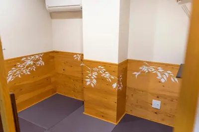 a room with wood paneling and a plant on the wall at \u30b2\u30b9\u30c8\u30cf\u30a6\u30b9\u9ad8\u5186\u5bfa\u7d14\u60c5\u30db\u30c6\u30eb -Guest House Koenji Junjo Hotel- in Tokyo