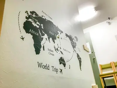 a map of the world on a wall at \u30b2\u30b9\u30c8\u30cf\u30a6\u30b9\u9ad8\u5186\u5bfa\u7d14\u60c5\u30db\u30c6\u30eb -Guest House Koenji Junjo Hotel- in Tokyo