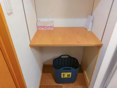 a small room with a wooden shelf and a bucket at \u30b2\u30b9\u30c8\u30cf\u30a6\u30b9\u9ad8\u5186\u5bfa\u7d14\u60c5\u30db\u30c6\u30eb -Guest House Koenji Junjo Hotel- in Tokyo