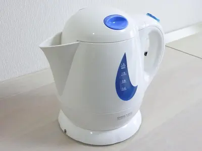 a white blender sitting on top of a table at HOTEL MYSTAYS Higashi Ikebukuro in Tokyo