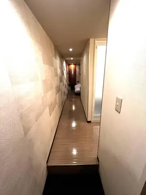 a hallway leading to a room with a hallway at Hills Hotel Gotanda in Tokyo
