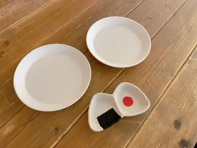 three white plates sitting on top of a wooden table at \u4e16\u7530\u8c37 kamikitazawa sta \u5927\u6676\u5bb6direct to Shinjuku for 13min \u4e0a\u5317\u6ca23\u5206 \u8fd1\u6d89\u8c37\u65b0\u5bbfjust 230m from sta in Tokyo