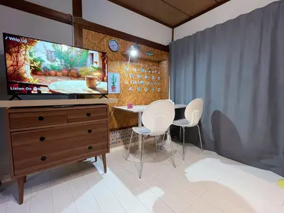 a living room with a table and a tv and chairs at \u4e16\u7530\u8c37 kamikitazawa sta \u5927\u6676\u5bb6direct to Shinjuku for 13min \u4e0a\u5317\u6ca23\u5206 \u8fd1\u6d89\u8c37\u65b0\u5bbfjust 230m from sta in Tokyo
