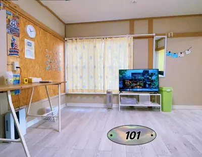 a living room with a tv and a table and a rug at \u4e16\u7530\u8c37 kamikitazawa sta \u5927\u6676\u5bb6direct to Shinjuku for 13min \u4e0a\u5317\u6ca23\u5206 \u8fd1\u6d89\u8c37\u65b0\u5bbfjust 230m from sta in Tokyo