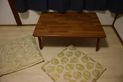 a wooden coffee table and a rug on the floor at Guest house SHIE SHIMI in Tokyo