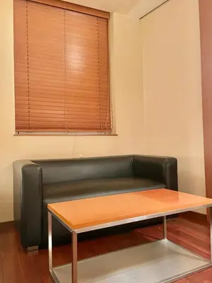 a couch in a room with a table and a window at Hotel BIX \u30c1\u30a7\u30c3\u30af\u30a4\u30f323\u6642 \u5909\u66f4\u4e0d\u53ef in Tokyo