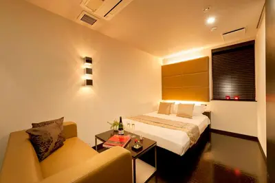 a hotel room with a bed and a couch at Hotel BIX \u30c1\u30a7\u30c3\u30af\u30a4\u30f323\u6642 \u5909\u66f4\u4e0d\u53ef in Tokyo
