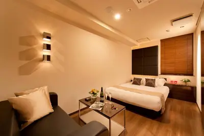 a hotel room with a bed and a couch at Hotel BIX \u30c1\u30a7\u30c3\u30af\u30a4\u30f323\u6642 \u5909\u66f4\u4e0d\u53ef in Tokyo