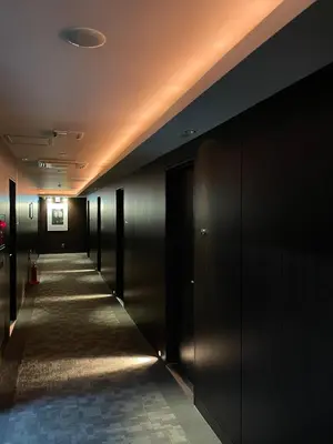 a hallway of a building with black walls and doors at Hotel BIX \u30c1\u30a7\u30c3\u30af\u30a4\u30f323\u6642 \u5909\u66f4\u4e0d\u53ef in Tokyo