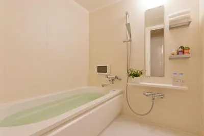 a bathroom with a tub and a sink and a mirror at Hotel BIX \u30c1\u30a7\u30c3\u30af\u30a4\u30f323\u6642 \u5909\u66f4\u4e0d\u53ef in Tokyo