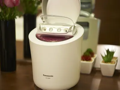 a white blender sitting on top of a table at Sotetsu Fresa Inn Tokyo-Kyobashi in Tokyo