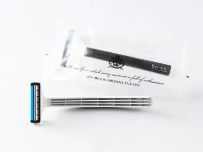 a razor in a box with a razor blade at APA Hotel Kanda Ekihigashi in Tokyo