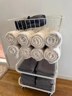 a towel rack with a bunch of towels at SHINJUKU 5-ROOM Family house in Tokyo