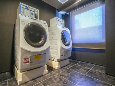 a washing machine and a dryer in a room at HOTEL LiVEMAX Tokyo Shiomi Ekimae in Tokyo