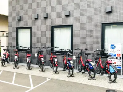 a row of scooters parked in front of a building at HOTEL LiVEMAX Tokyo Shiomi Ekimae in Tokyo