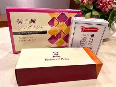 a box of reindomeduledhokedamines and a box of boxes at Richmond Hotel Tokyo Mejiro in Tokyo