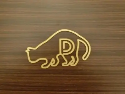 a gold sign with the letter d on a wooden table at Studio Inn Nishi Shinjuku in Tokyo