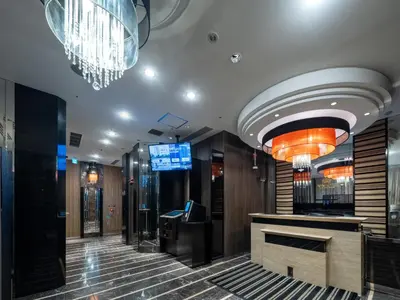 a lobby of a hotel with a bar and a chandelier at APA Hotel Higashi Shinjuku Ekimae in Tokyo