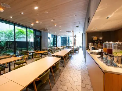 a restaurant with tables and chairs and windows at APA Hotel PRIDE Akasaka Kokkaigijidomae in Tokyo