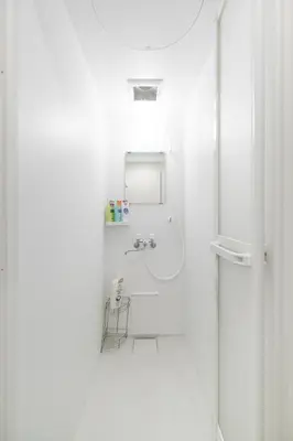 a white bathroom with a shower and a sink at \u6771\u4eac\u82b3\u534e\u9a7f\u7ad9 in Tokyo