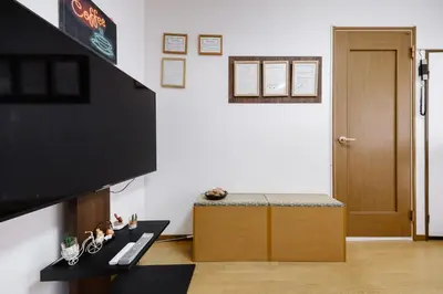 a living room with a table and a tv at \u6771\u4eac\u82b3\u534e\u9a7f\u7ad9 in Tokyo