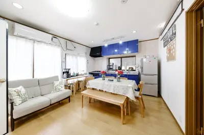 a kitchen and living room with a table and a couch at \u6771\u4eac\u82b3\u534e\u9a7f\u7ad9 in Tokyo