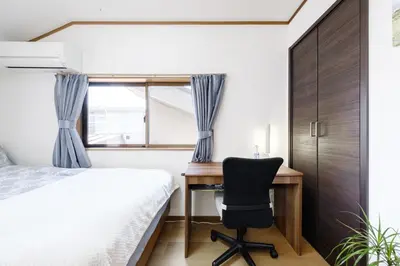 a bedroom with a desk and a bed and a chair at \u6771\u4eac\u82b3\u534e\u9a7f\u7ad9 in Tokyo