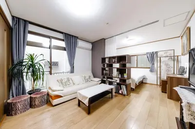 a living room with a couch and a table at \u6771\u4eac\u82b3\u534e\u9a7f\u7ad9 in Tokyo