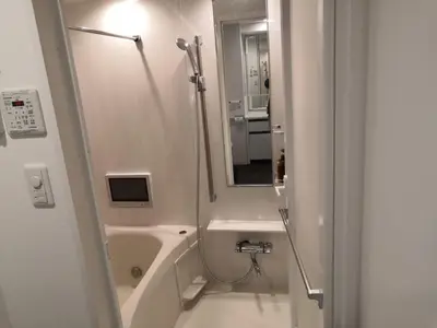 a bathroom with a shower and a sink and a mirror at \u30ea\u30d6\u30b7\u30c6\u30a3\u9326\u7cf8\u753a\u53c2\u756a\u9928\u4e0a\u5c64\u968e\u30b9\u30ab\u30a4\u30c4\u30ea\u30fc\u306e\u773a\u671b, Akihabara 6mins,Tokyo 8 mins, Direct to Narita Airport \u6210\u7530\u7a7a\u6e2f\u76f4\u9054 in Tokyo