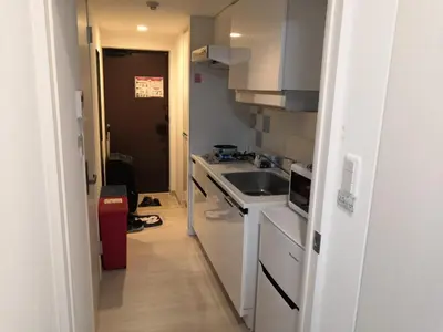 a small kitchen with a sink and a stove at \u30ea\u30d6\u30b7\u30c6\u30a3\u9326\u7cf8\u753a\u53c2\u756a\u9928\u4e0a\u5c64\u968e\u30b9\u30ab\u30a4\u30c4\u30ea\u30fc\u306e\u773a\u671b, Akihabara 6mins,Tokyo 8 mins, Direct to Narita Airport \u6210\u7530\u7a7a\u6e2f\u76f4\u9054 in Tokyo