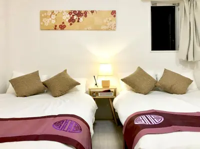 two beds sitting next to each other in a room at \u30ea\u30d6\u30b7\u30c6\u30a3\u9326\u7cf8\u753a\u53c2\u756a\u9928\u4e0a\u5c64\u968e\u30b9\u30ab\u30a4\u30c4\u30ea\u30fc\u306e\u773a\u671b, Akihabara 6 mins, Tokyo Station 8 mins, Direct to Narita Airport \u6210\u7530\u7a7a\u6e2f\u76f4\u9054 in Tokyo