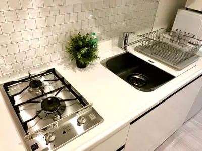 a kitchen counter with a stove and a sink at \u30ea\u30d6\u30b7\u30c6\u30a3\u9326\u7cf8\u753a\u53c2\u756a\u9928\u4e0a\u5c64\u968e\u30b9\u30ab\u30a4\u30c4\u30ea\u30fc\u306e\u773a\u671b, Akihabara 6 mins, Tokyo Station 8 mins, Direct to Narita Airport \u6210\u7530\u7a7a\u6e2f\u76f4\u9054 in Tokyo