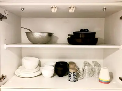 a kitchen shelf with dishes and a pot on it at \u30ea\u30d6\u30b7\u30c6\u30a3\u9326\u7cf8\u753a\u53c2\u756a\u9928\u4e0a\u5c64\u968e\u30b9\u30ab\u30a4\u30c4\u30ea\u30fc\u306e\u773a\u671b, Akihabara 6 mins, Tokyo Station 8 mins, Direct to Narita Airport \u6210\u7530\u7a7a\u6e2f\u76f4\u9054 in Tokyo