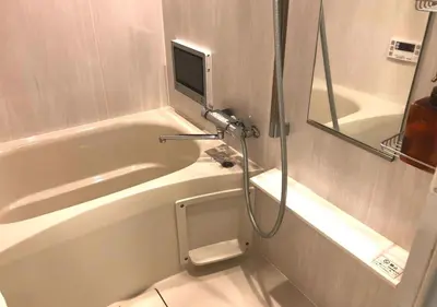 a bathroom with a tub and a tv on the wall at \u30ea\u30d6\u30b7\u30c6\u30a3\u9326\u7cf8\u753a\u53c2\u756a\u9928\u4e0a\u5c64\u968e\u30b9\u30ab\u30a4\u30c4\u30ea\u30fc\u306e\u773a\u671b, Akihabara 6 mins, Tokyo Station 8 mins, Direct to Narita Airport \u6210\u7530\u7a7a\u6e2f\u76f4\u9054 in Tokyo