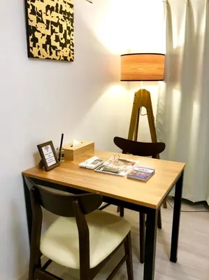 a desk with a chair and a table with a lamp at \u30ea\u30d6\u30b7\u30c6\u30a3\u9326\u7cf8\u753a\u53c2\u756a\u9928\u4e0a\u5c64\u968e\u30b9\u30ab\u30a4\u30c4\u30ea\u30fc\u306e\u773a\u671b, Akihabara 6 mins, Tokyo Station 8 mins, Direct to Narita Airport \u6210\u7530\u7a7a\u6e2f\u76f4\u9054 in Tokyo