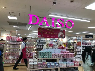 a man walks past a daso sign in a store at \u30ea\u30d6\u30b7\u30c6\u30a3\u9326\u7cf8\u753a\u53c2\u756a\u9928\u4e0a\u5c64\u968e\u773a\u671b\u826f\u597d\u5317\u6b27\u30eb\u30fc\u30e0, Akihabara 6mins, Tokyo 8 mins, Direct to Narita Airport \u6210\u7530\u7a7a\u6e2f\u76f4\u9054 in Tokyo