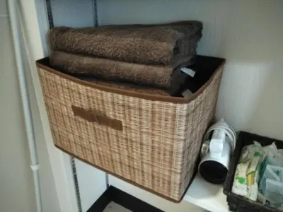 a basket of towels on a shelf in a room at \u4e0a\u91ce\u5fa1\u5f92\u753a\u79cb\u8449\u539f\u307e\u3067\u5f92\u6b69\u570f-JR\u5fa1\u5f92\u753a\u307e\u30673\u5206-Room\u30ed\u30fc\u30bc201 in Tokyo