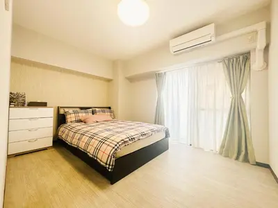 a bedroom with a bed and a dresser and a window at \u65b0\u5bbf\u90fd\u5fc3JR\u5c71\u624b\u7ebf\u6b65\u884c3\u5206\u949f\u5bb6\u5ead\u7ec4\u56e2\u51fa\u6e38\u9996\u9009\u4e1c\u4eac\u5e02\u666f\u97e9\u56fd\u6b65\u884c\u8857\u514d\u8d39WiFi in Tokyo