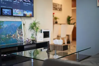 a glass desk with a computer on top of it at \u65b0\u5bbf\u90fd\u5fc3JR\u5c71\u624b\u7ebf\u6b65\u884c3\u5206\u949f\u5bb6\u5ead\u7ec4\u56e2\u51fa\u6e38\u9996\u9009\u4e1c\u4eac\u5e02\u666f\u97e9\u56fd\u6b65\u884c\u8857\u514d\u8d39WiFi in Tokyo