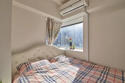 a bed in a room with a window and a window at \u65b0\u5bbf\u90fd\u5fc3JR\u5c71\u624b\u7ebf\u6b65\u884c3\u5206\u949f\u5bb6\u5ead\u7ec4\u56e2\u51fa\u6e38\u9996\u9009\u4e1c\u4eac\u5e02\u666f\u97e9\u56fd\u6b65\u884c\u8857\u514d\u8d39WiFi in Tokyo