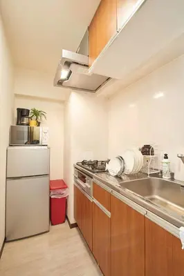 a kitchen with a sink and a refrigerator at \u65b0\u5bbf\u90fd\u5fc3JR\u5c71\u624b\u7ebf\u6b65\u884c3\u5206\u949f\u5bb6\u5ead\u7ec4\u56e2\u51fa\u6e38\u9996\u9009\u4e1c\u4eac\u5e02\u666f\u97e9\u56fd\u6b65\u884c\u8857\u514d\u8d39WiFi in Tokyo