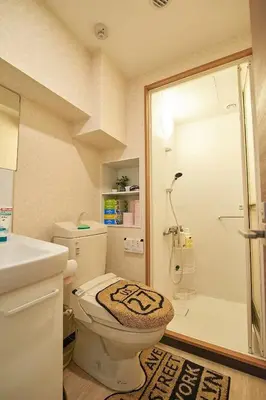 a bathroom with a toilet and a sink and a shower at \u65b0\u5bbf\u90fd\u5fc3JR\u5c71\u624b\u7ebf\u6b65\u884c3\u5206\u949f\u5bb6\u5ead\u7ec4\u56e2\u51fa\u6e38\u9996\u9009\u4e1c\u4eac\u5e02\u666f\u97e9\u56fd\u6b65\u884c\u8857\u514d\u8d39WiFi in Tokyo