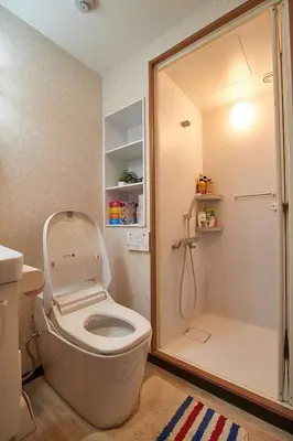 a bathroom with a toilet and a shower with a shower at \u65b0\u5bbf\u90fd\u5fc3JR\u5c71\u624b\u7ebf\u6b65\u884c3\u5206\u949f\u5bb6\u5ead\u7ec4\u56e2\u51fa\u6e38\u9996\u9009\u4e1c\u4eac\u5e02\u666f\u97e9\u56fd\u6b65\u884c\u8857\u514d\u8d39WiFi in Tokyo