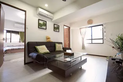 a living room with a couch and a glass table at \u65b0\u5bbf\u90fd\u5fc3JR\u5c71\u624b\u7ebf\u6b65\u884c3\u5206\u949f\u5bb6\u5ead\u7ec4\u56e2\u51fa\u6e38\u9996\u9009\u4e1c\u4eac\u5e02\u666f\u97e9\u56fd\u6b65\u884c\u8857\u514d\u8d39WiFi in Tokyo